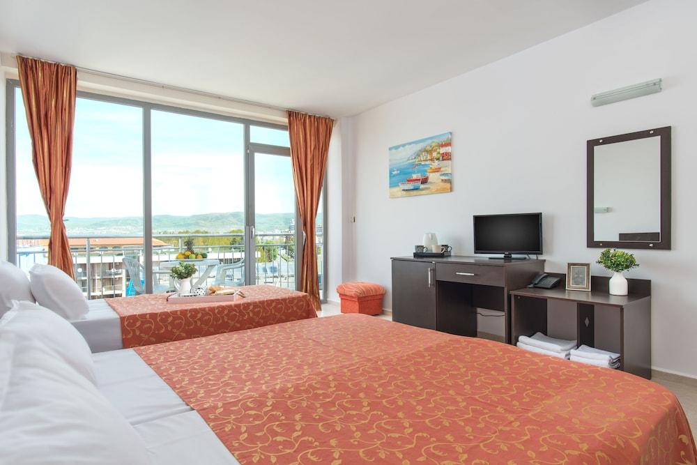 Tm Deluxe Hotel Pantai Sunny Bagian luar foto