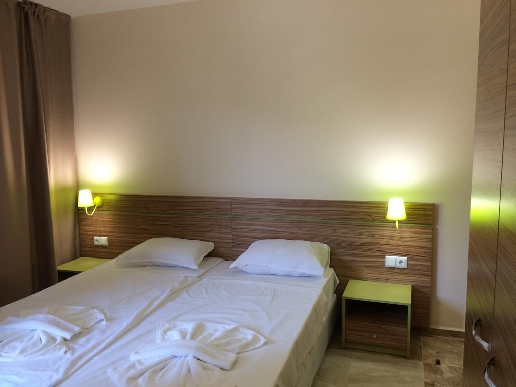 Tm Deluxe Hotel Pantai Sunny Ruang foto