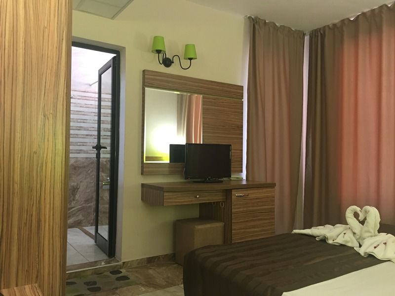 Tm Deluxe Hotel Pantai Sunny Bagian luar foto